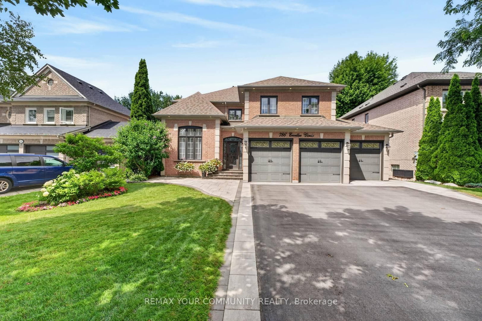 786 Exceller Circle • Newmarket, ON photo 2