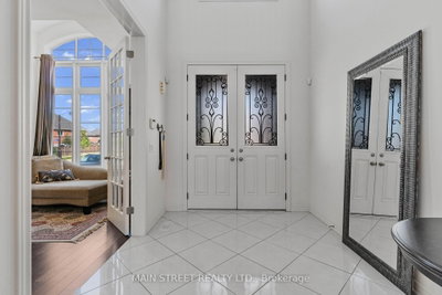 71 Vivian Creek Road • East Gwillimbury, ON photo 3