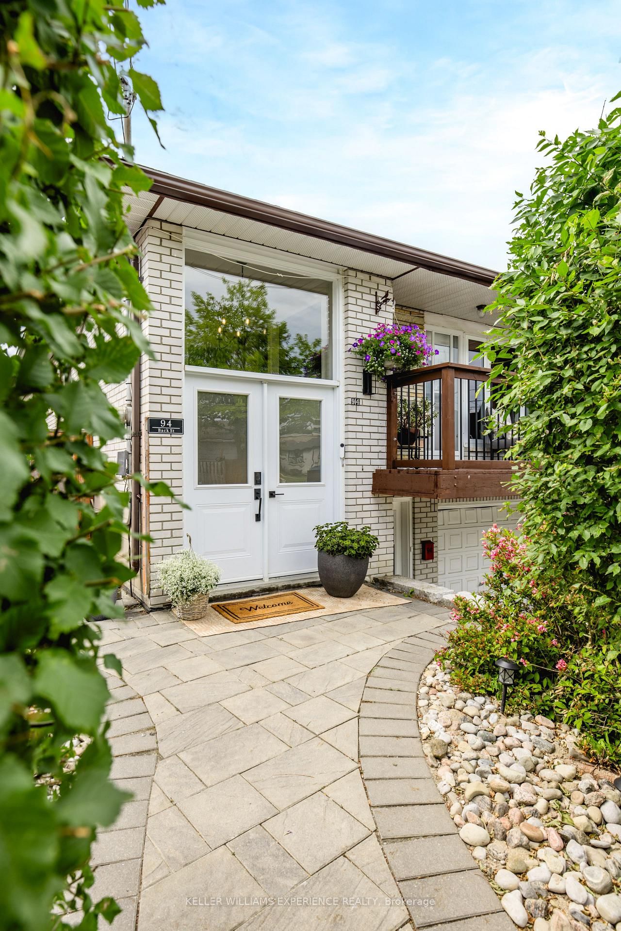 94 Back Street • Bradford West Gwillimbury, ON photo 2