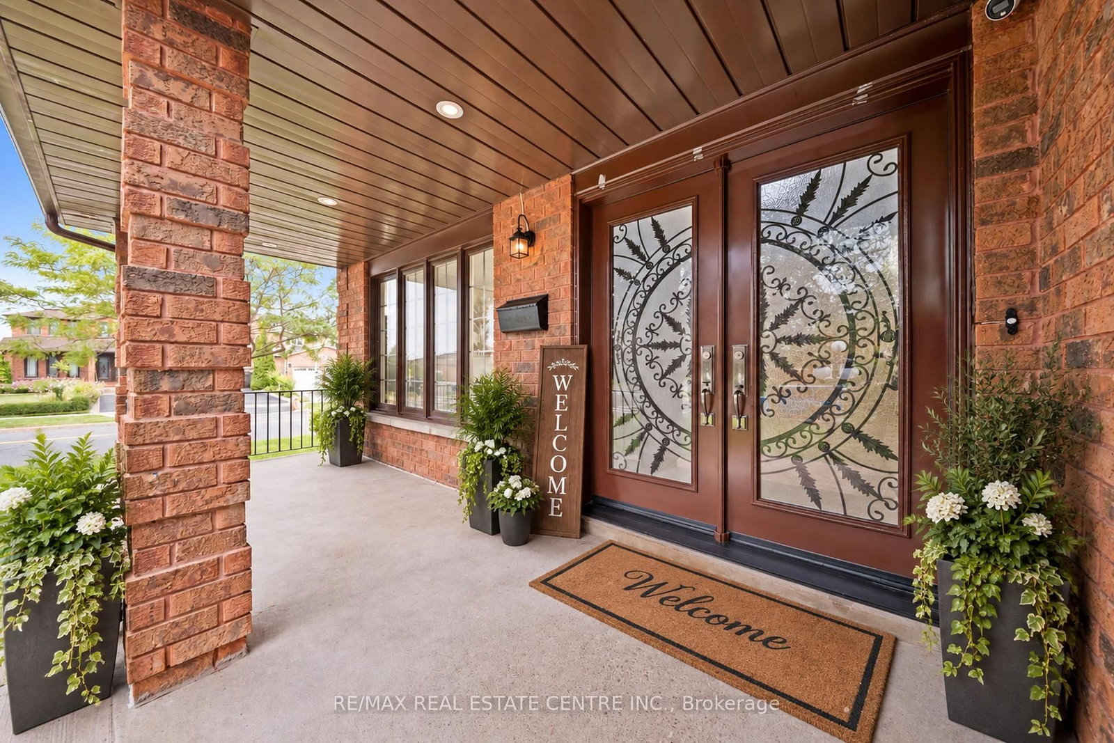 2 Hollyburn Court • Vaughan, ON photo 3