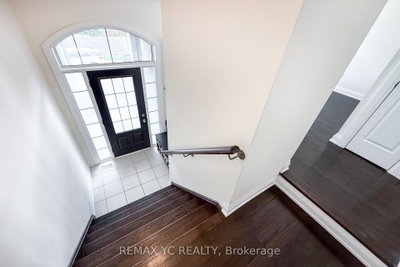 33 Duncombe Lane • Richmond Hill, ON photo 4