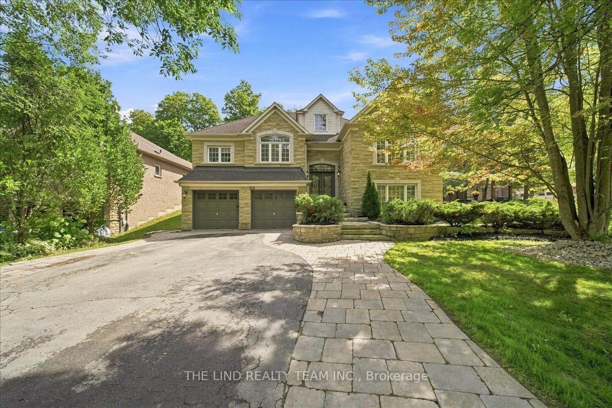 109 Willis Drive • Aurora, ON photo 2