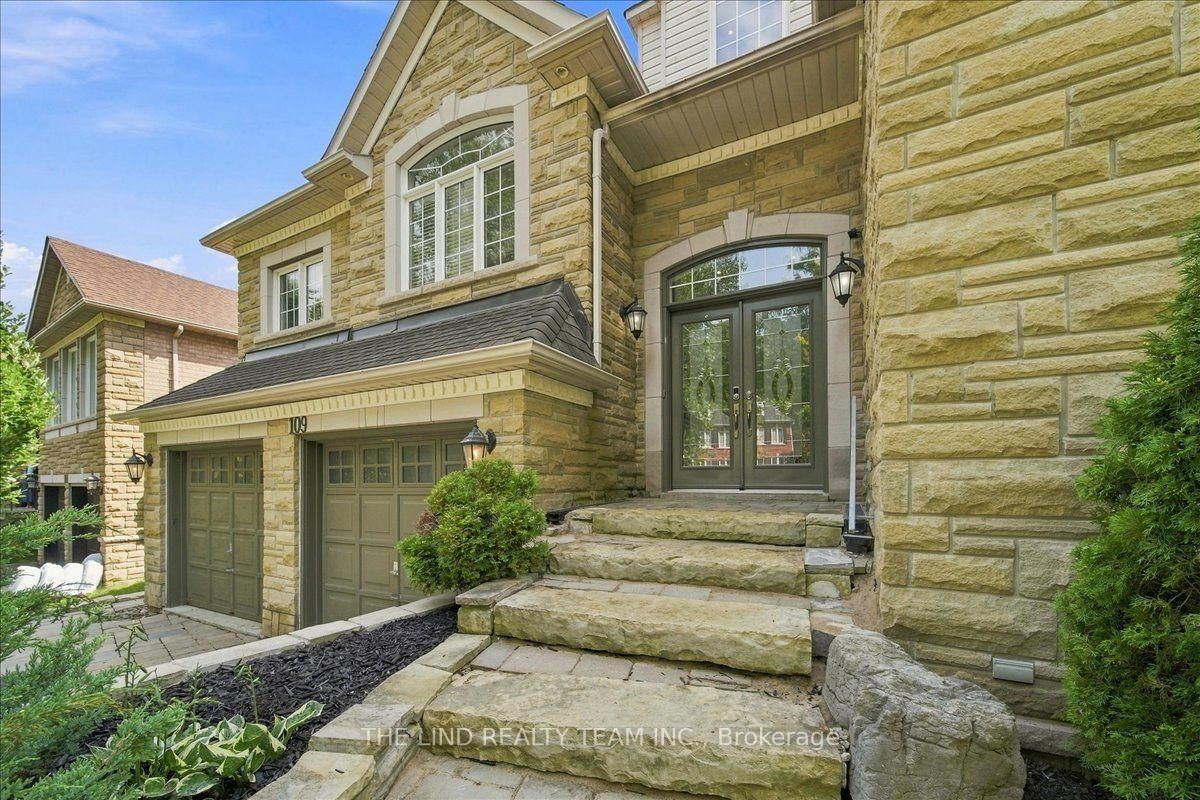 109 Willis Drive • Aurora, ON photo 3