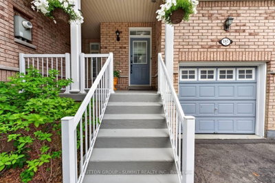 187 Kirkvalley Crescent • Aurora, ON photo 2