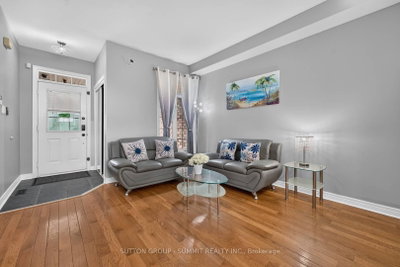187 Kirkvalley Crescent • Aurora, ON photo 5