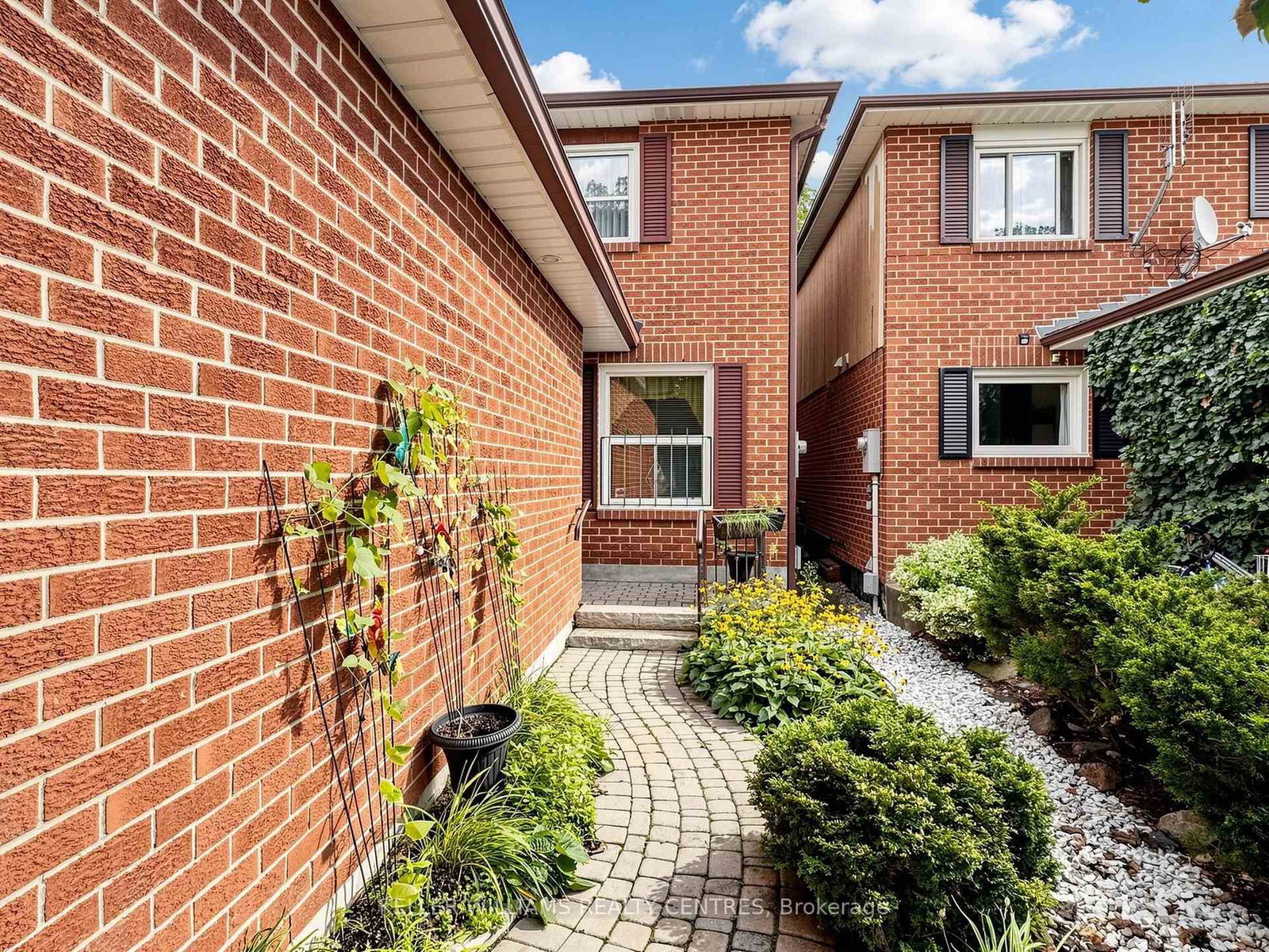 85 Lund Street • Richmond Hill, ON photo 4
