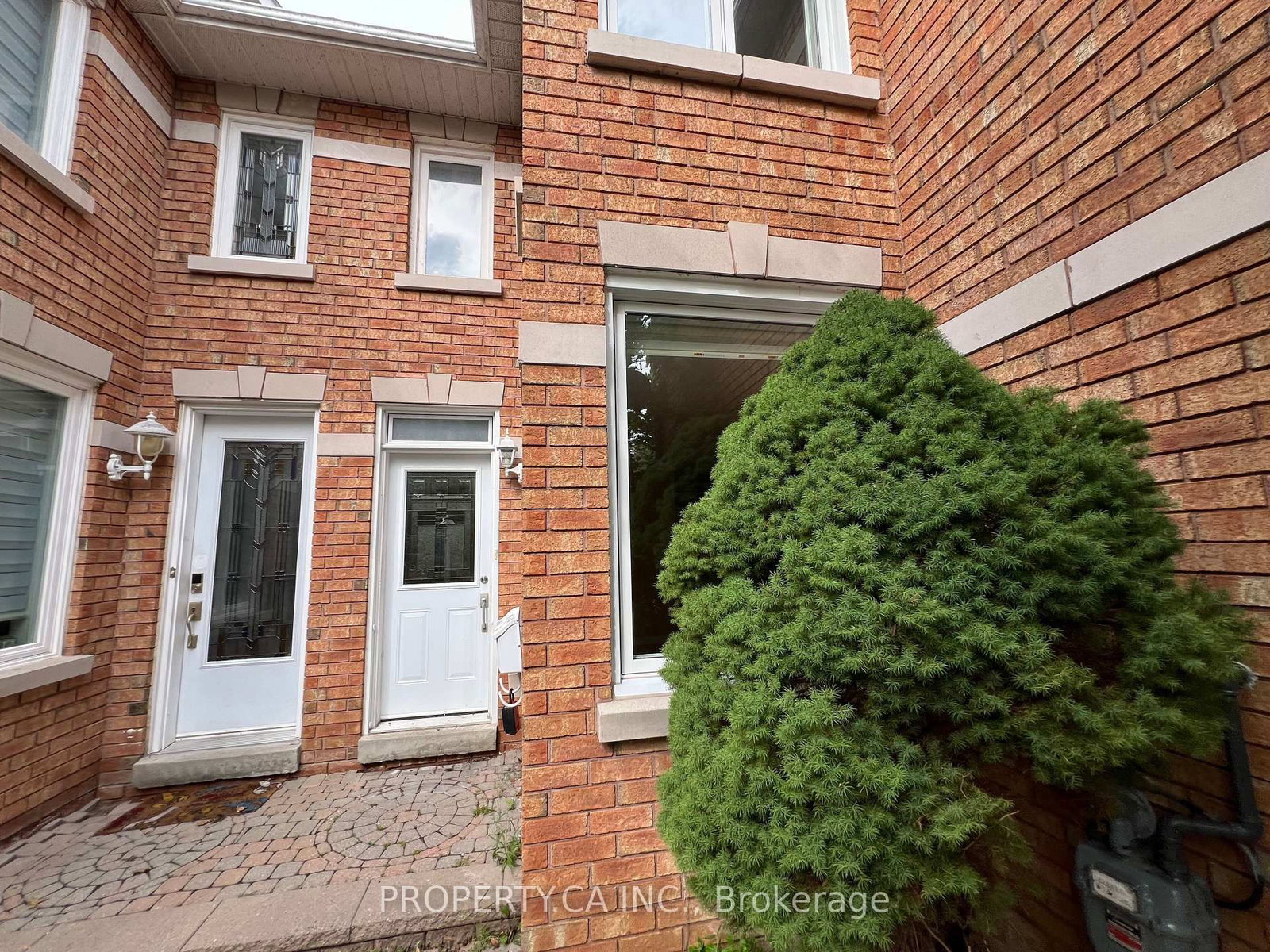 32 Brownstone Circle • Vaughan, ON photo 4