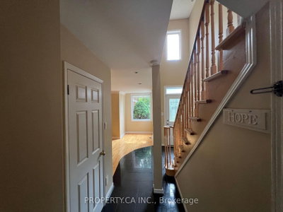 32 Brownstone Circle • Vaughan, ON photo 9