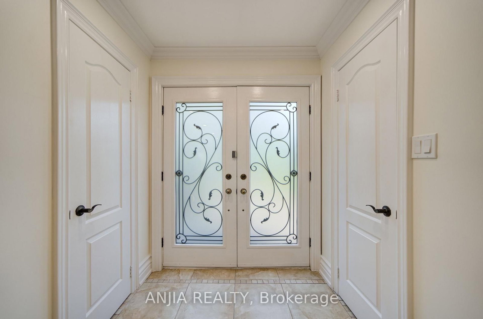 8 Calderbridge Crescent • Markham, ON photo 4