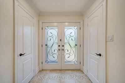 8 Calderbridge Crescent • Markham, ON photo 4
