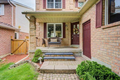 8 Closs Square • Aurora, ON photo 2