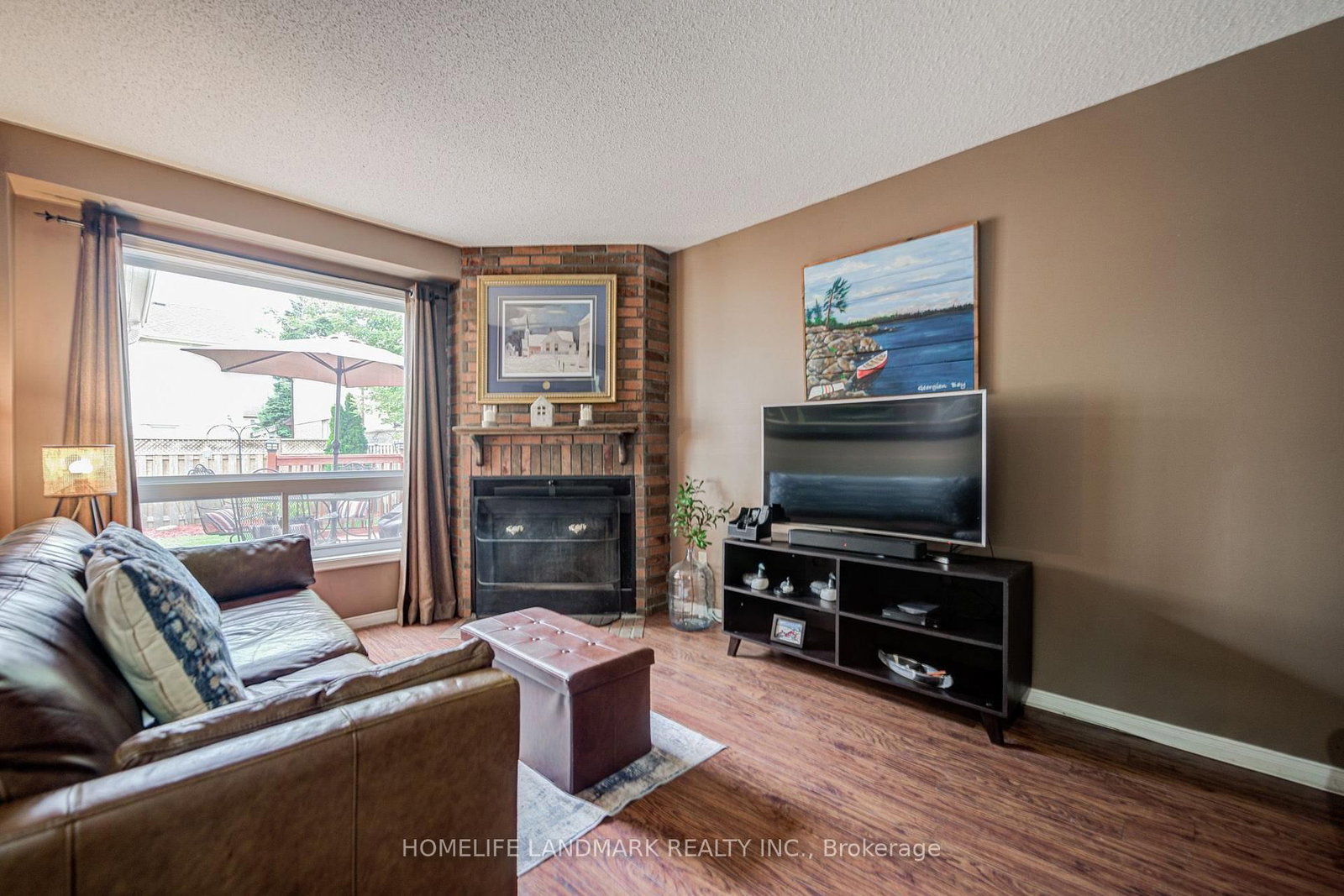 8 Closs Square • Aurora, ON photo 3
