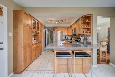 8 Closs Square • Aurora, ON photo 4