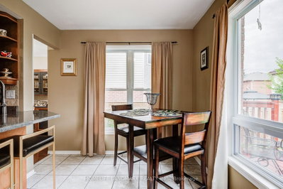 8 Closs Square • Aurora, ON photo 5