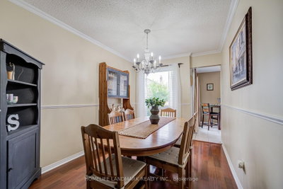 8 Closs Square • Aurora, ON photo 6