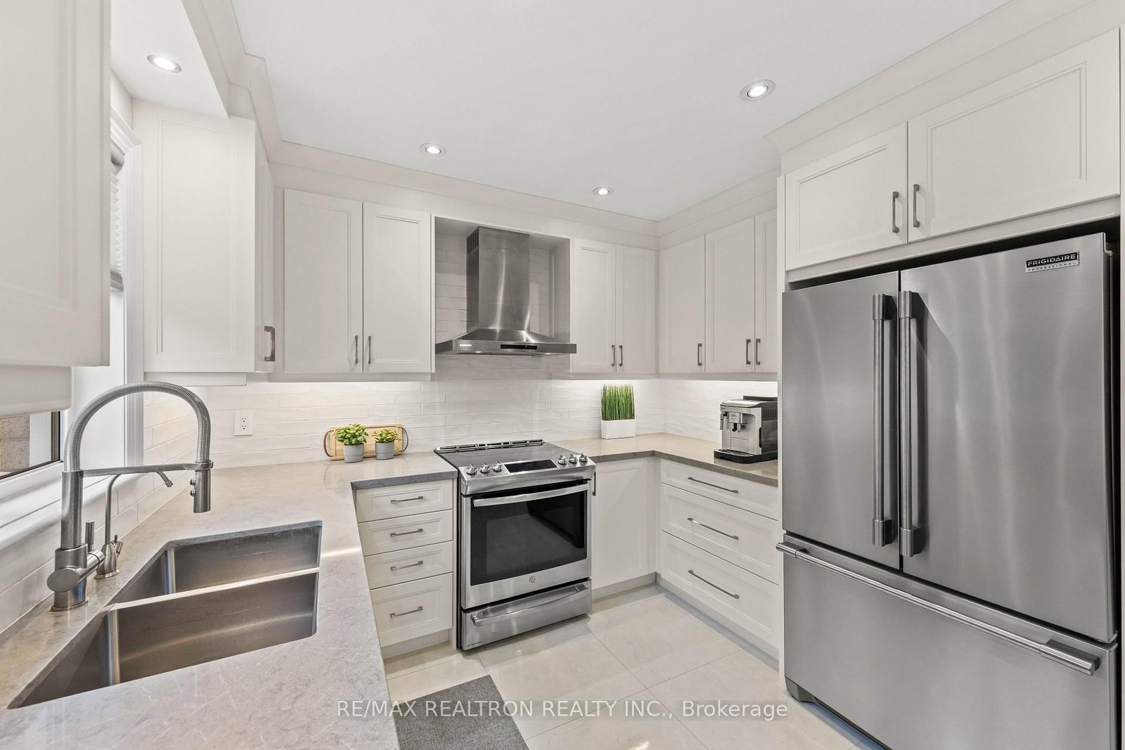 50 Stone Palace Way • Vaughan, ON photo 6