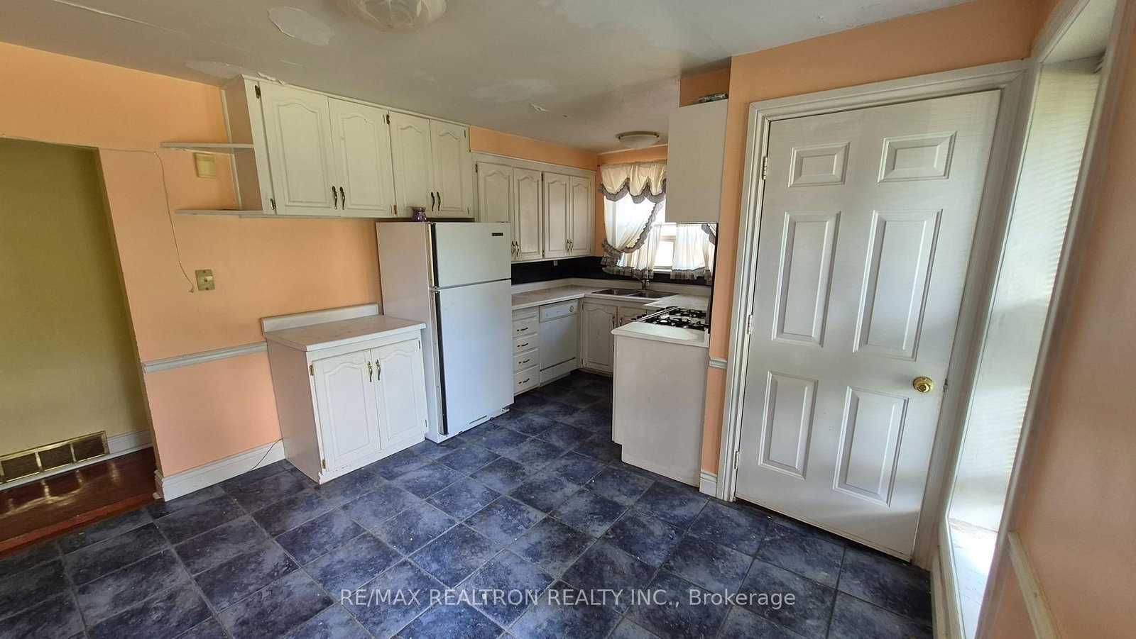 303 Boisdale Avenue • Richmond Hill, ON photo 4