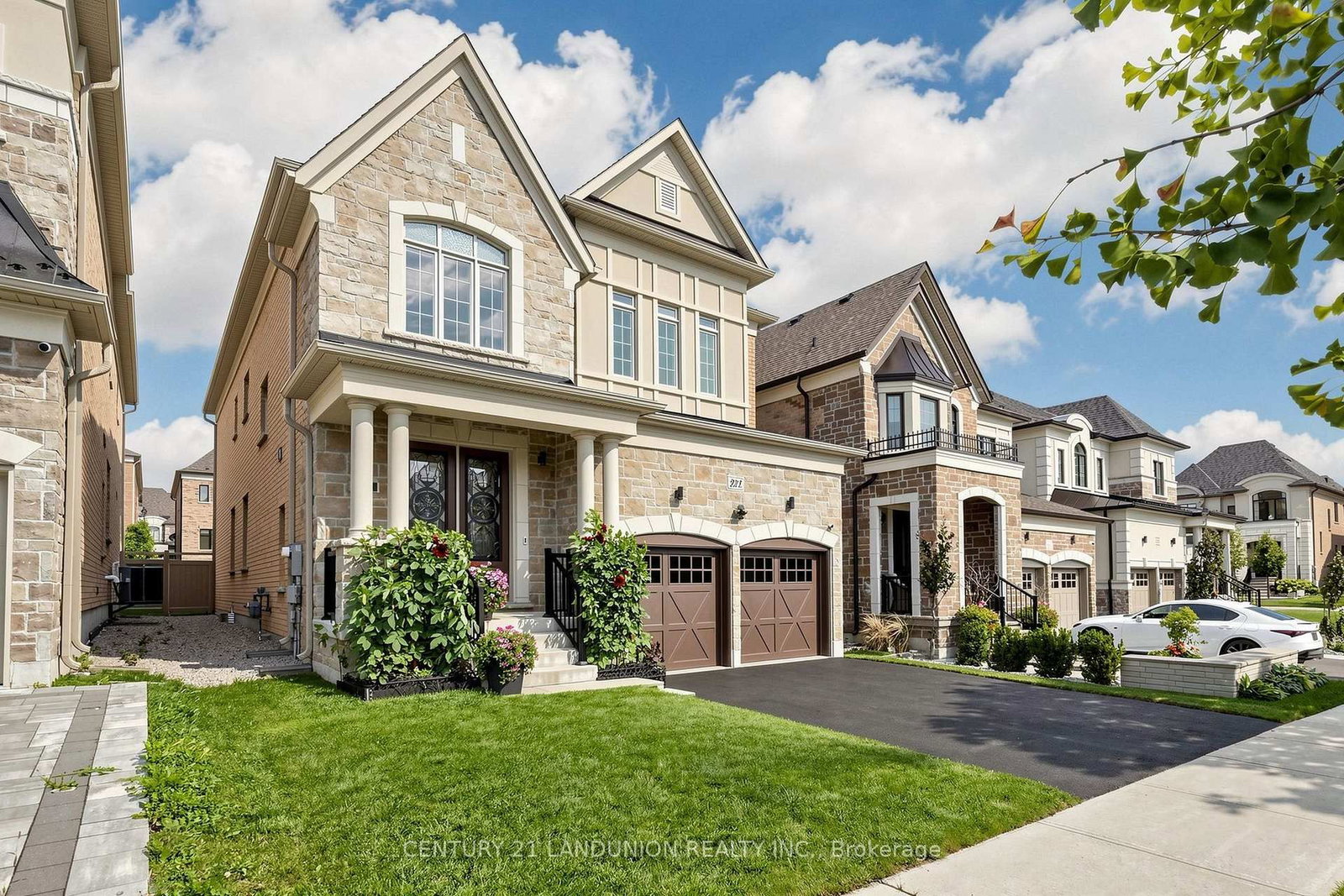 211 Touch Gold Crescent • Aurora, ON photo 3