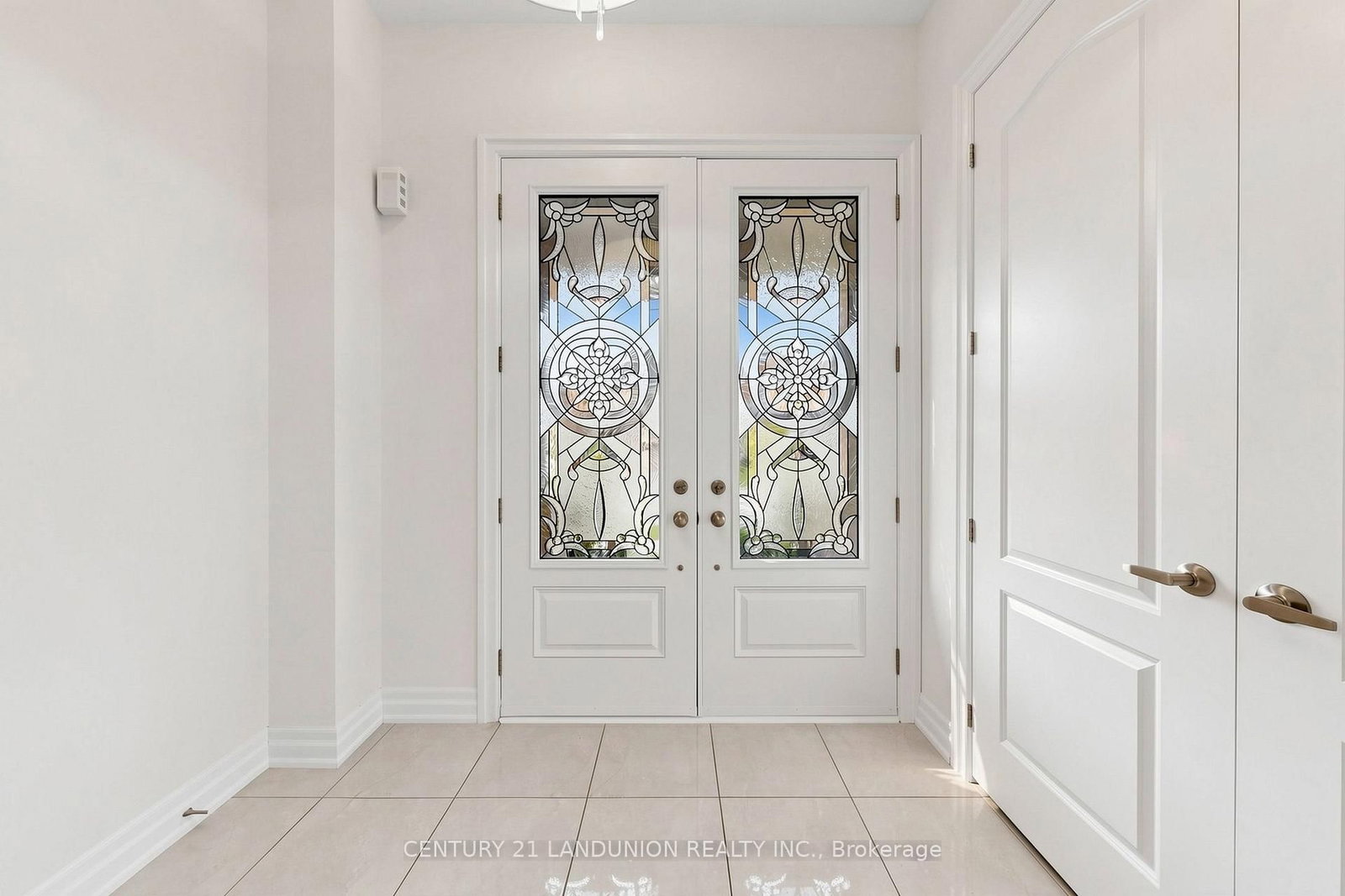 211 Touch Gold Crescent • Aurora, ON photo 6