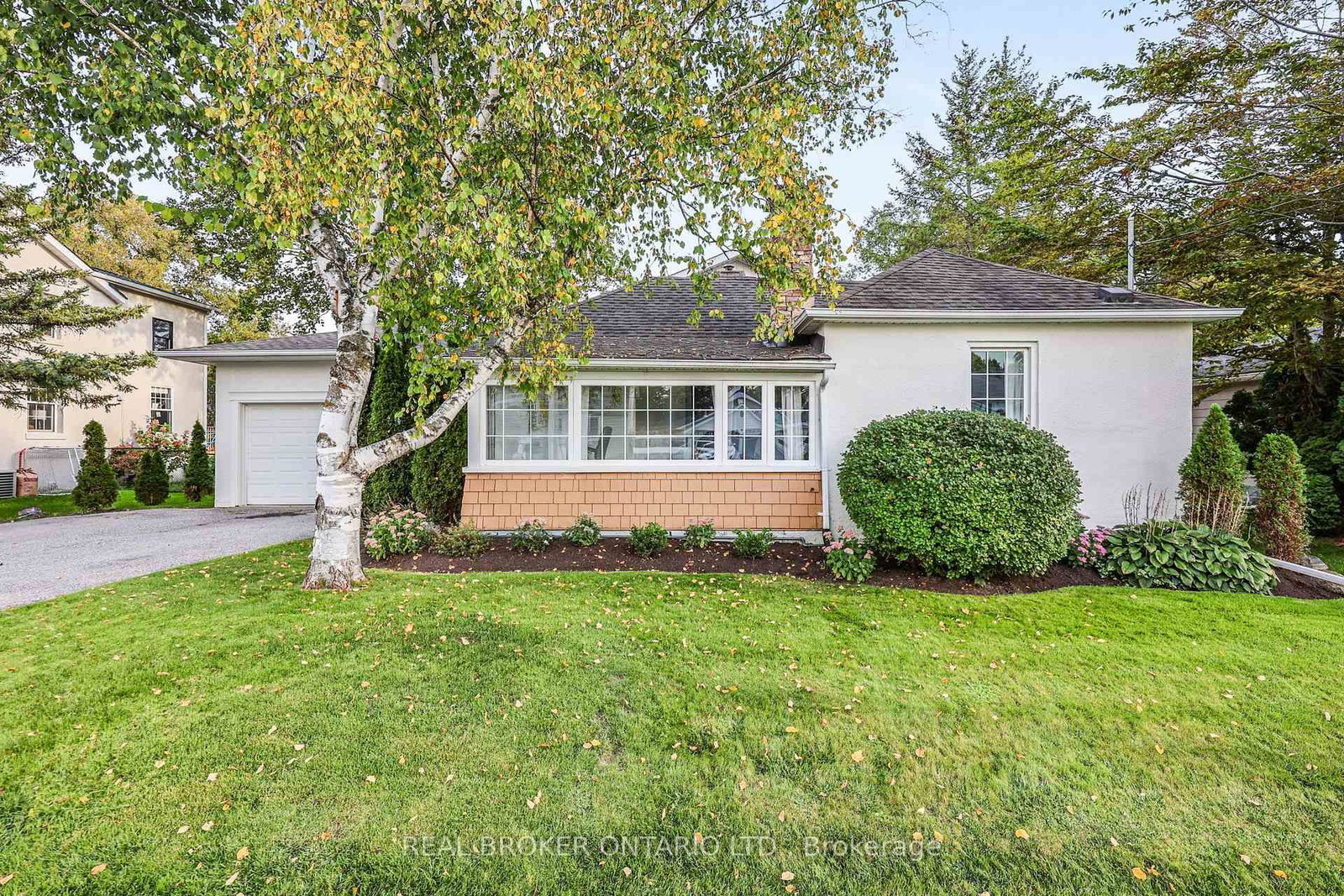 17 Mill Street • East Gwillimbury, ON photo 2
