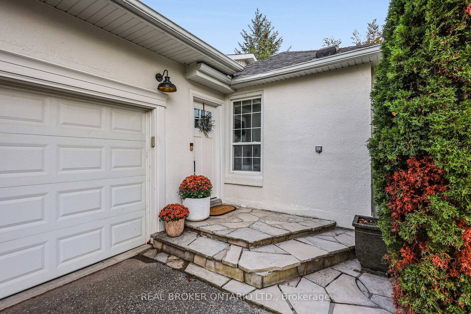 17 Mill Street • East Gwillimbury, ON photo 3