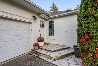 17 Mill Street • East Gwillimbury, ON photo 3
