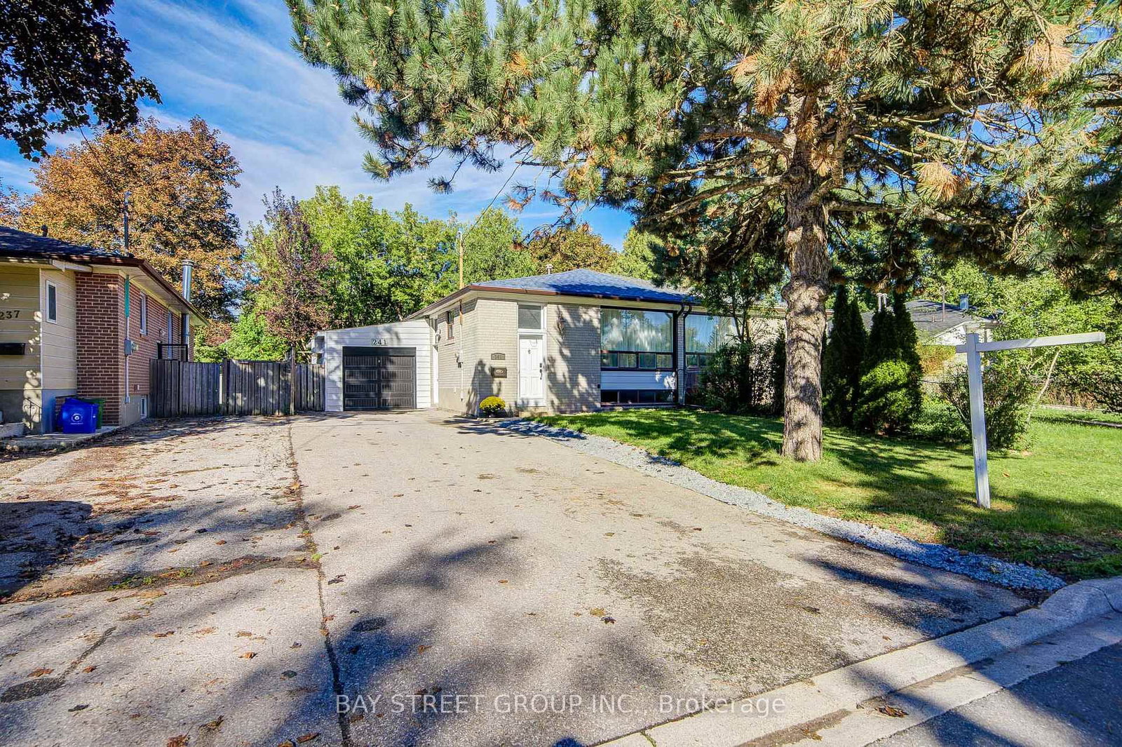 241 Taylor Mills Drive N • Richmond Hill, ON photo 2