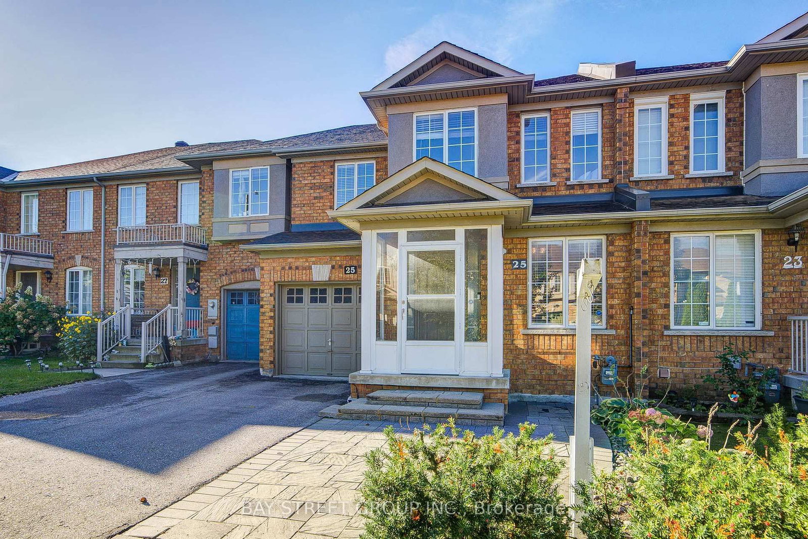 25 Waterton Crescent • Richmond Hill, ON photo 2