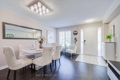 25 Waterton Crescent • Richmond Hill, ON photo 7