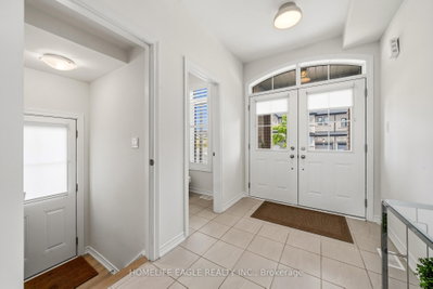20 Viola Street • East Gwillimbury, ON photo 4