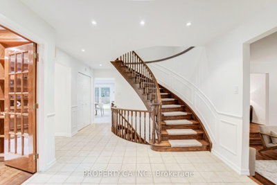143 Cambridge Crescent, Richmond Hill, ON, photo 2