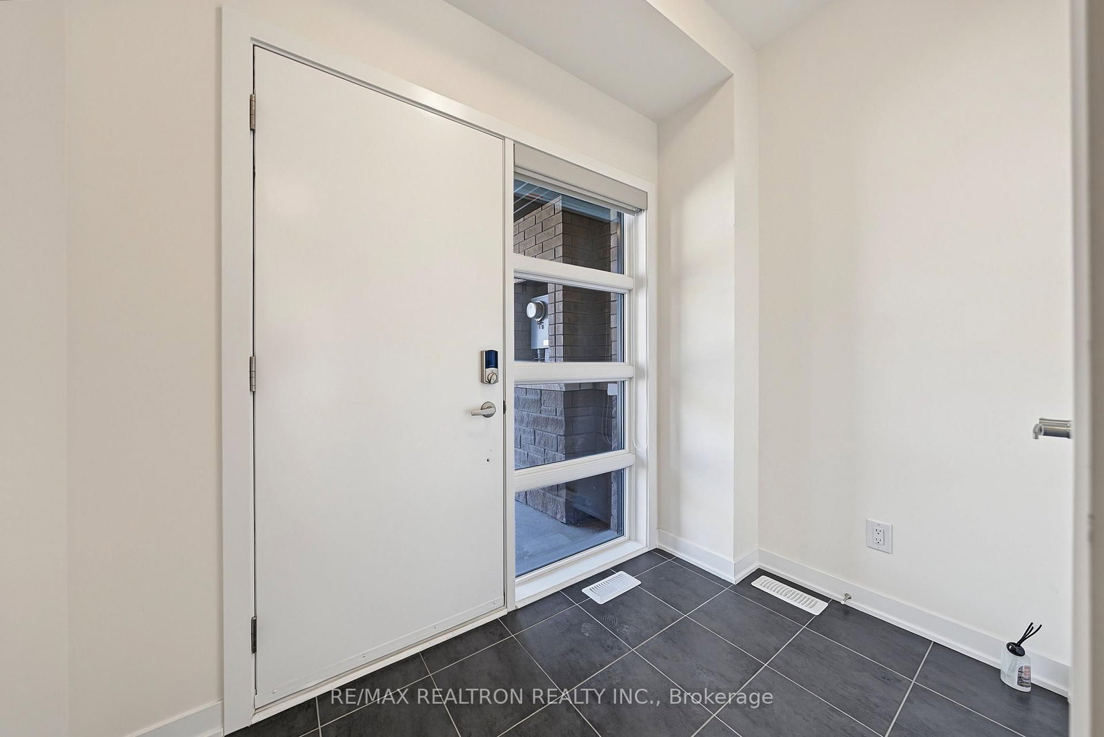 6 Harvey Bunker Crescent • Markham, ON photo 4
