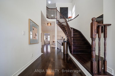 68 Old Field Crescent • East Gwillimbury, ON photo 2