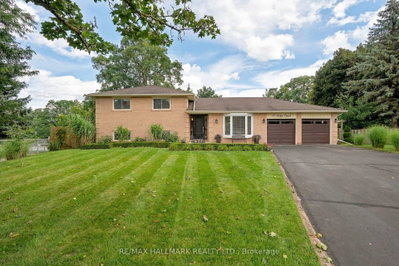 13 Toby Court • East Gwillimbury, ON photo 2