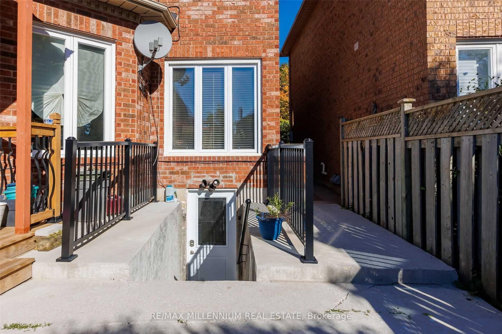Lower-101 Loma Vista Dr, Vaughan, view 3