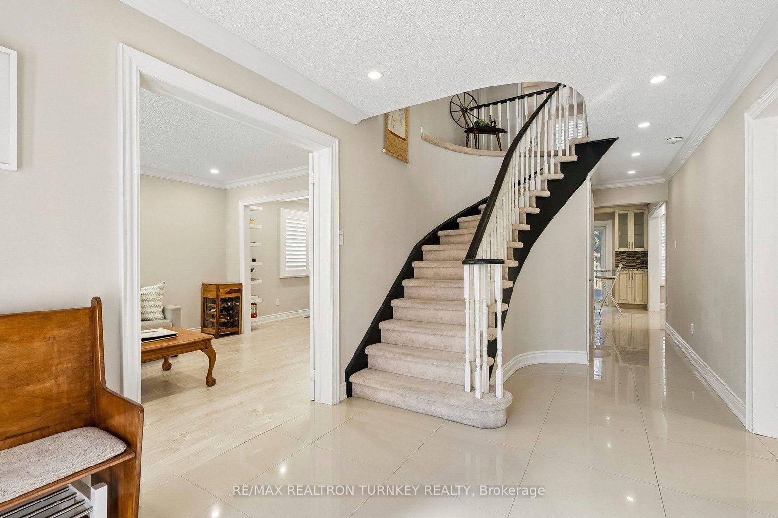 263 Chambers Crescent • Newmarket, ON photo 4