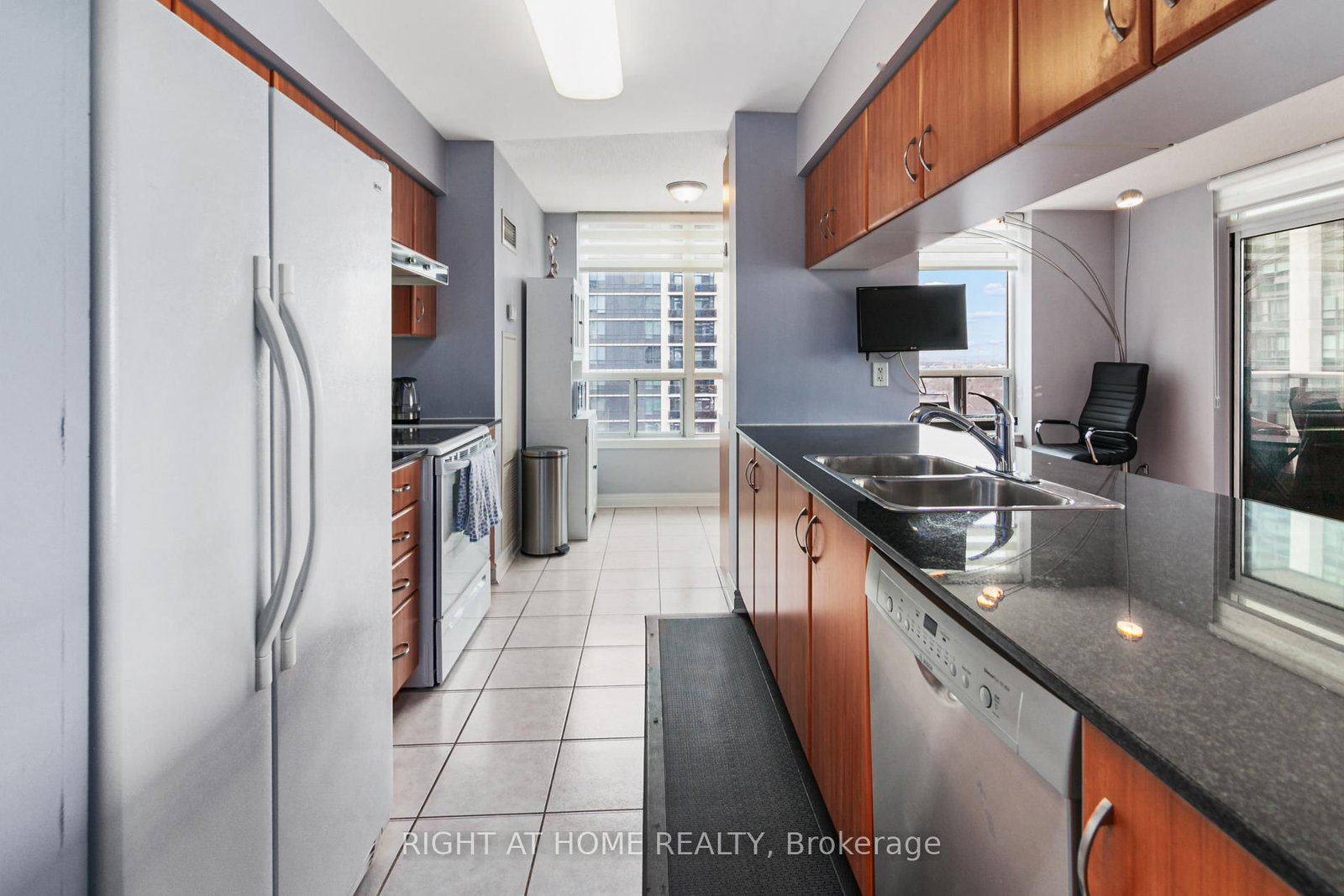 812-50 Disera Dr, Vaughan, view 16