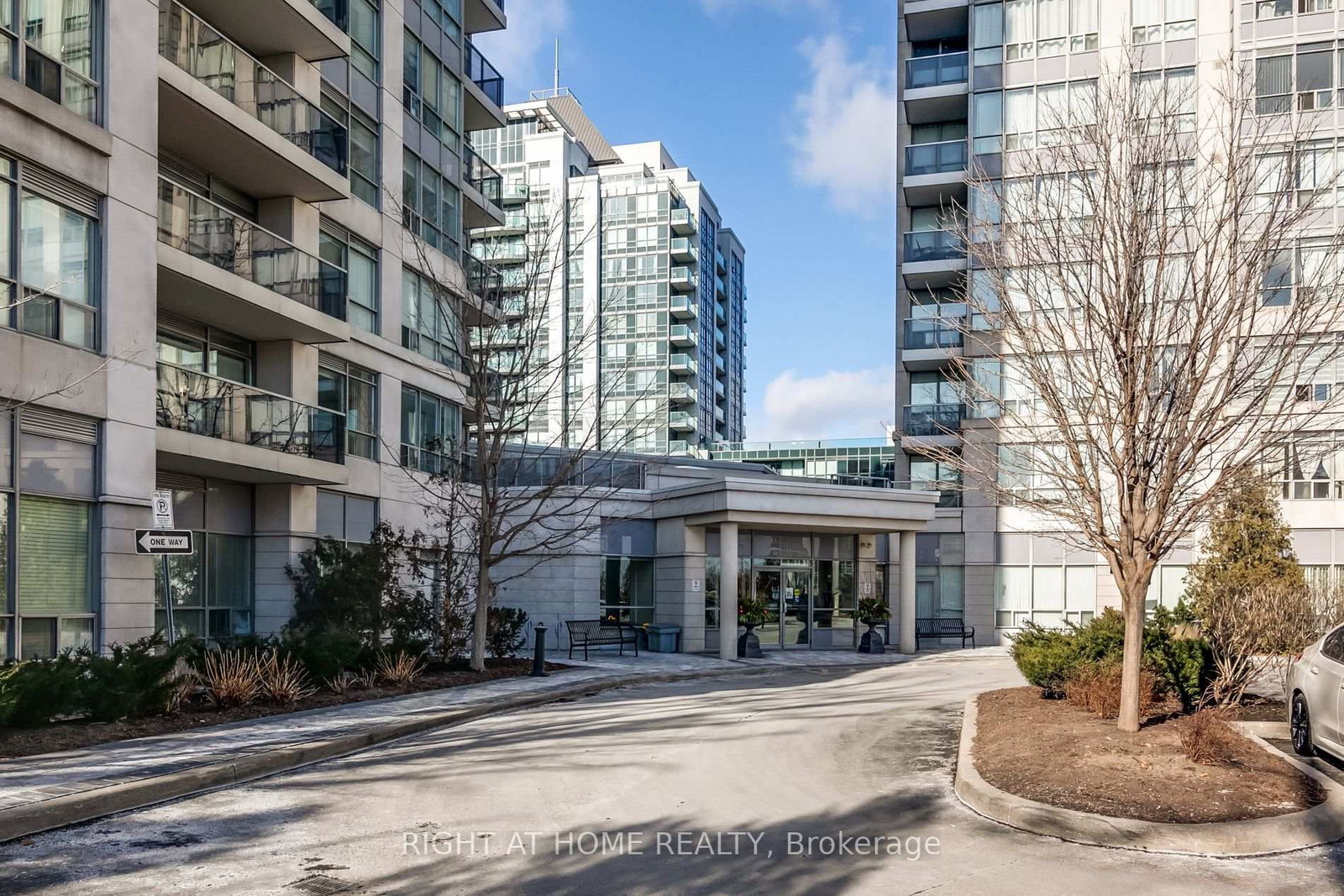 812-50 Disera Dr, Vaughan, view 2