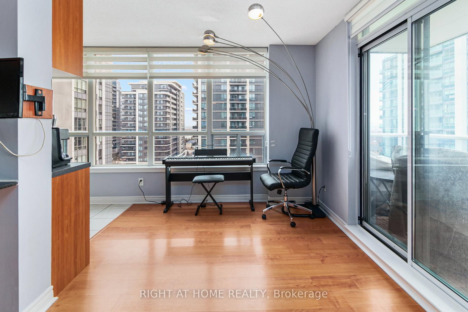 812-50 Disera Dr, Vaughan, view 21