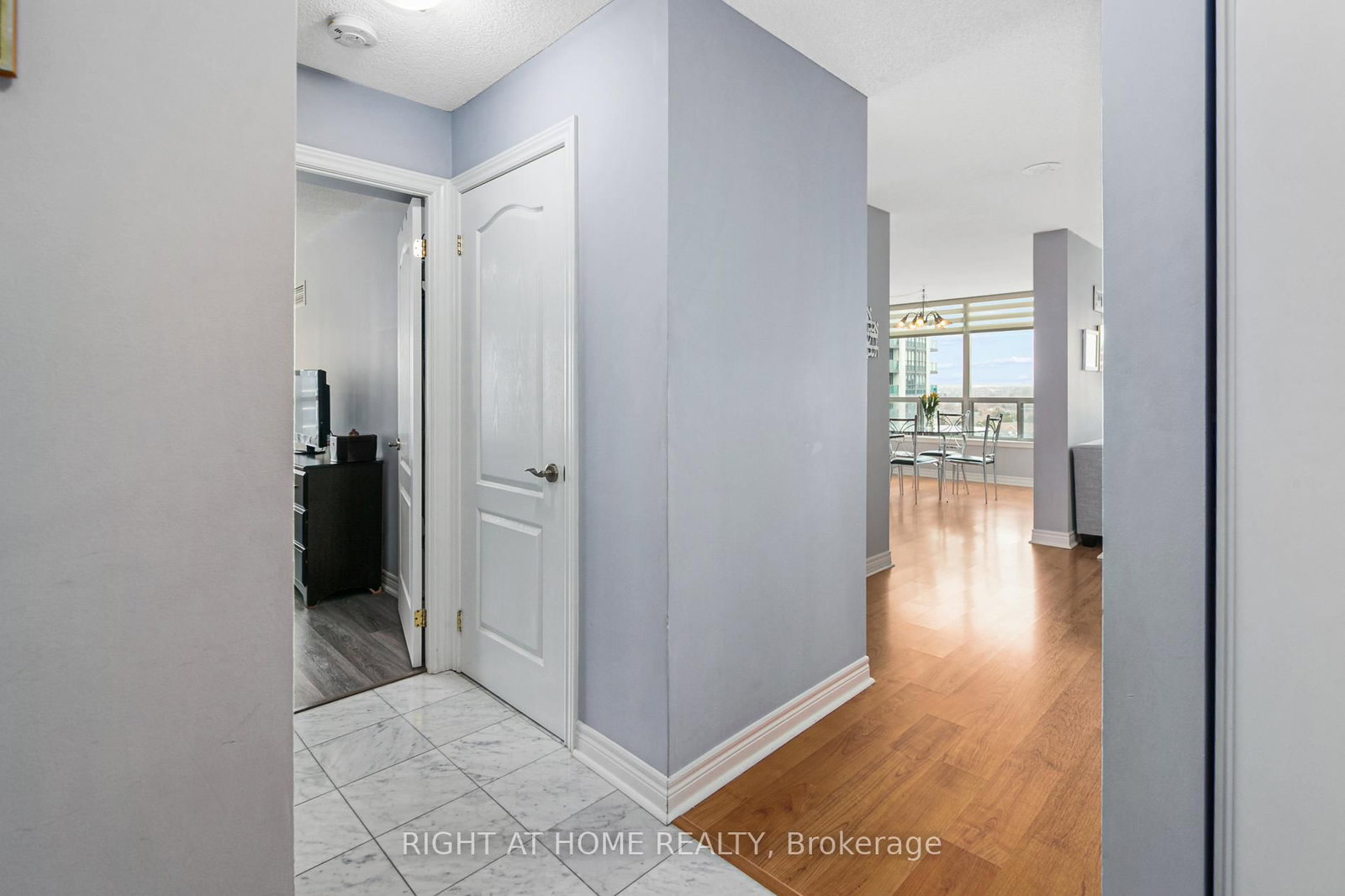 812-50 Disera Dr, Vaughan, view 4