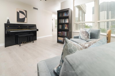 7 Townsgate Drive • #413 • Vaughan, ON photo 5