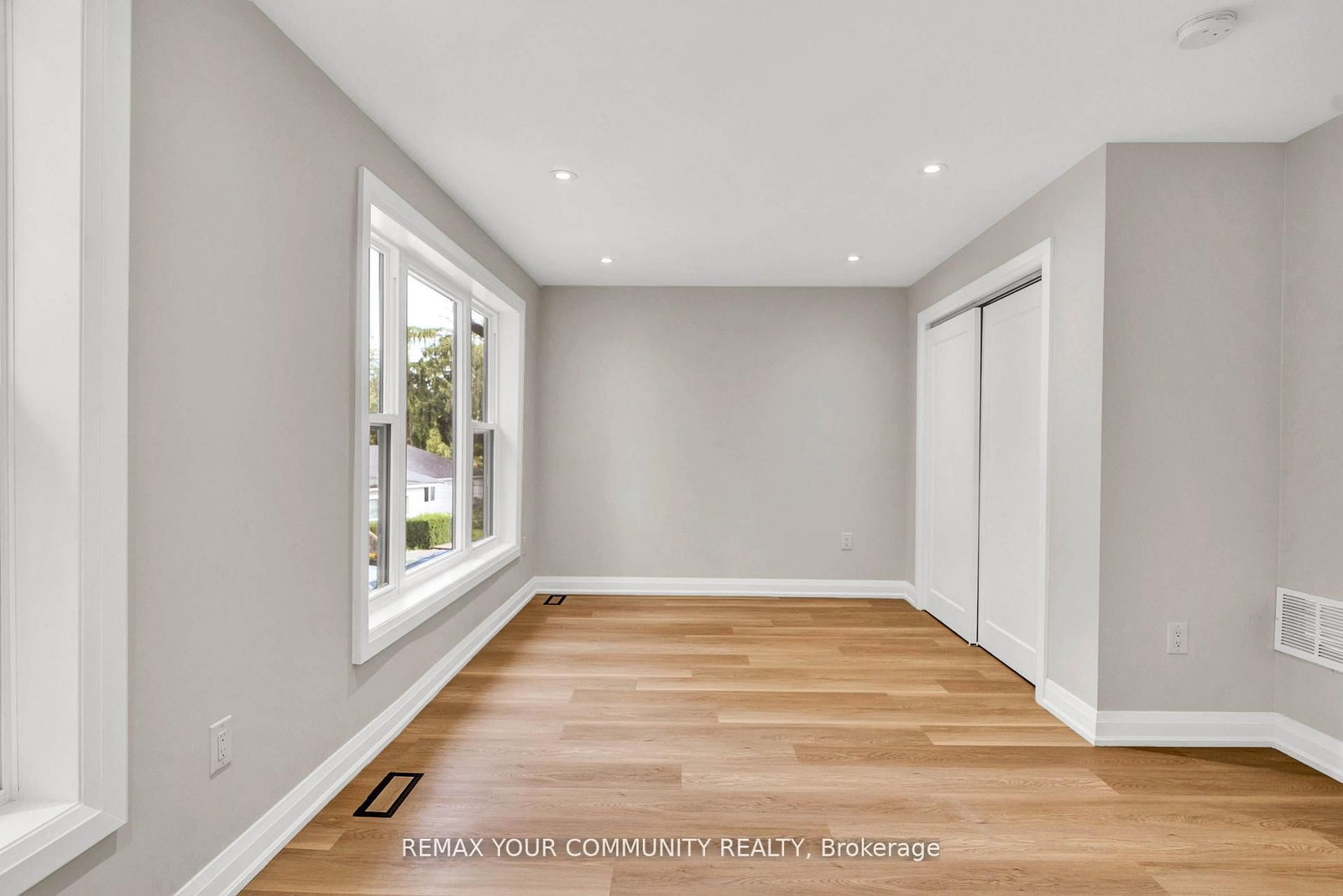 137 Clarence St, Vaughan, view 17