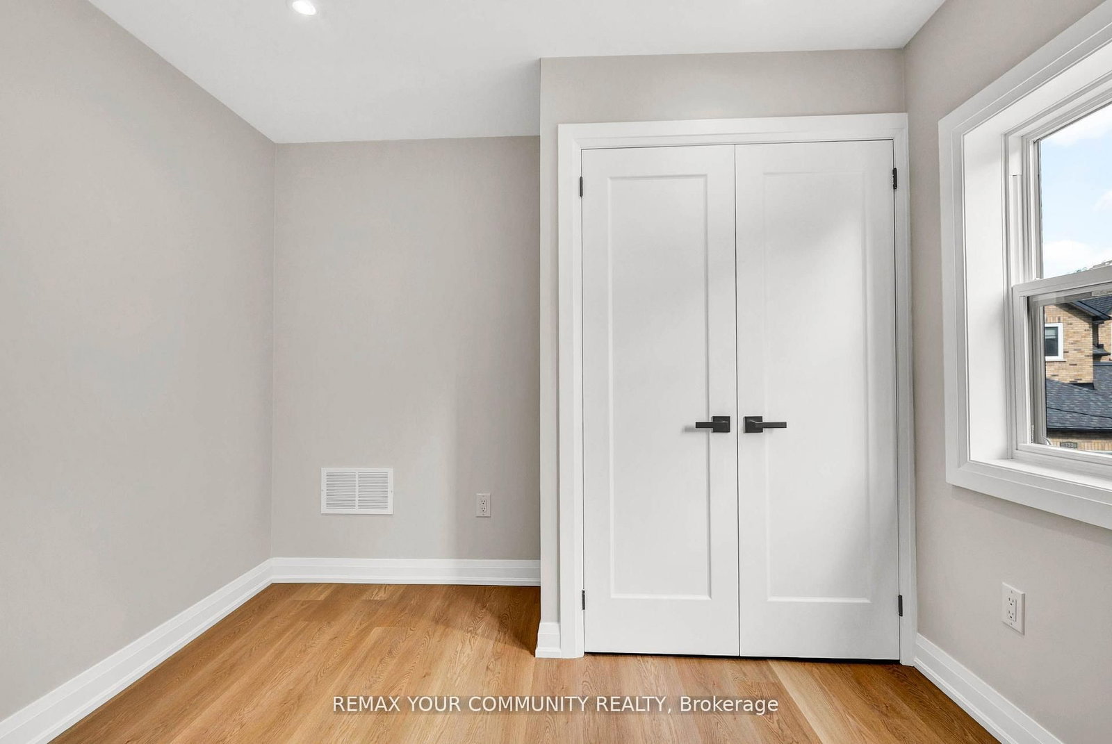 137 Clarence St, Vaughan, view 21