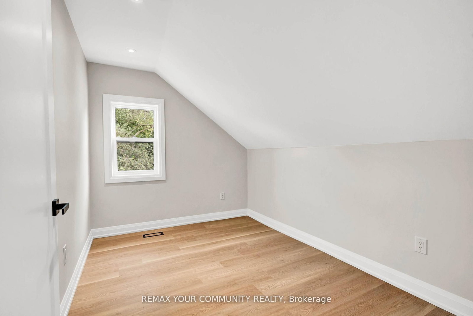 137 Clarence St, Vaughan, view 22
