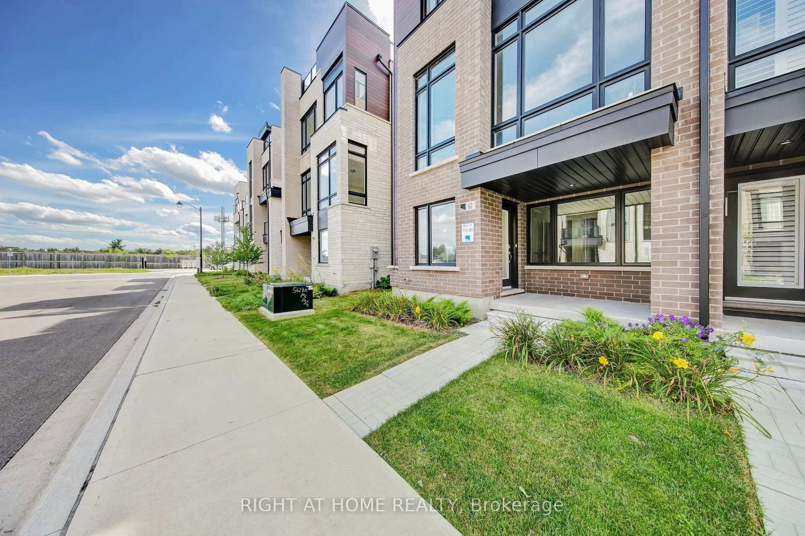 62 Ingersoll Lane • Richmond Hill, ON photo 4