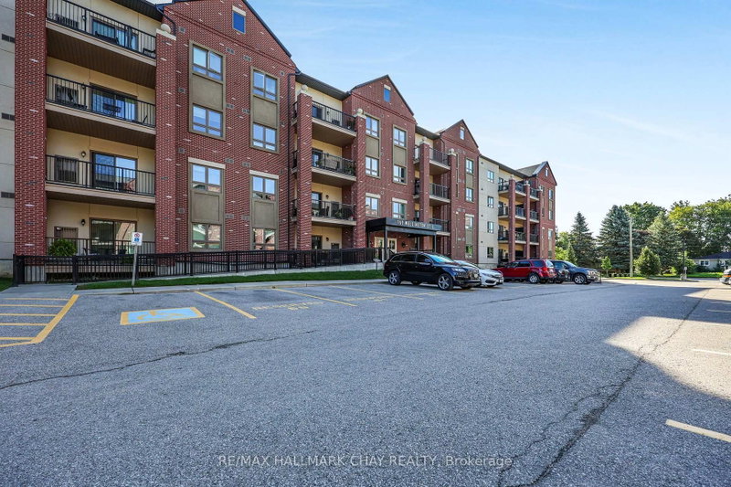 210 - 161 WELLINGTON Street E