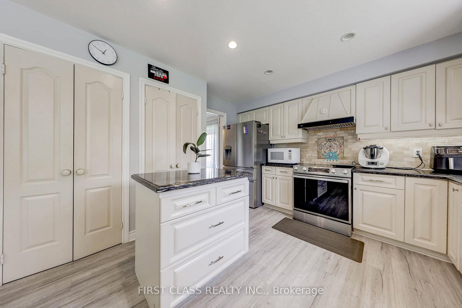 449 Alex Doner Drive • Newmarket, ON photo 8