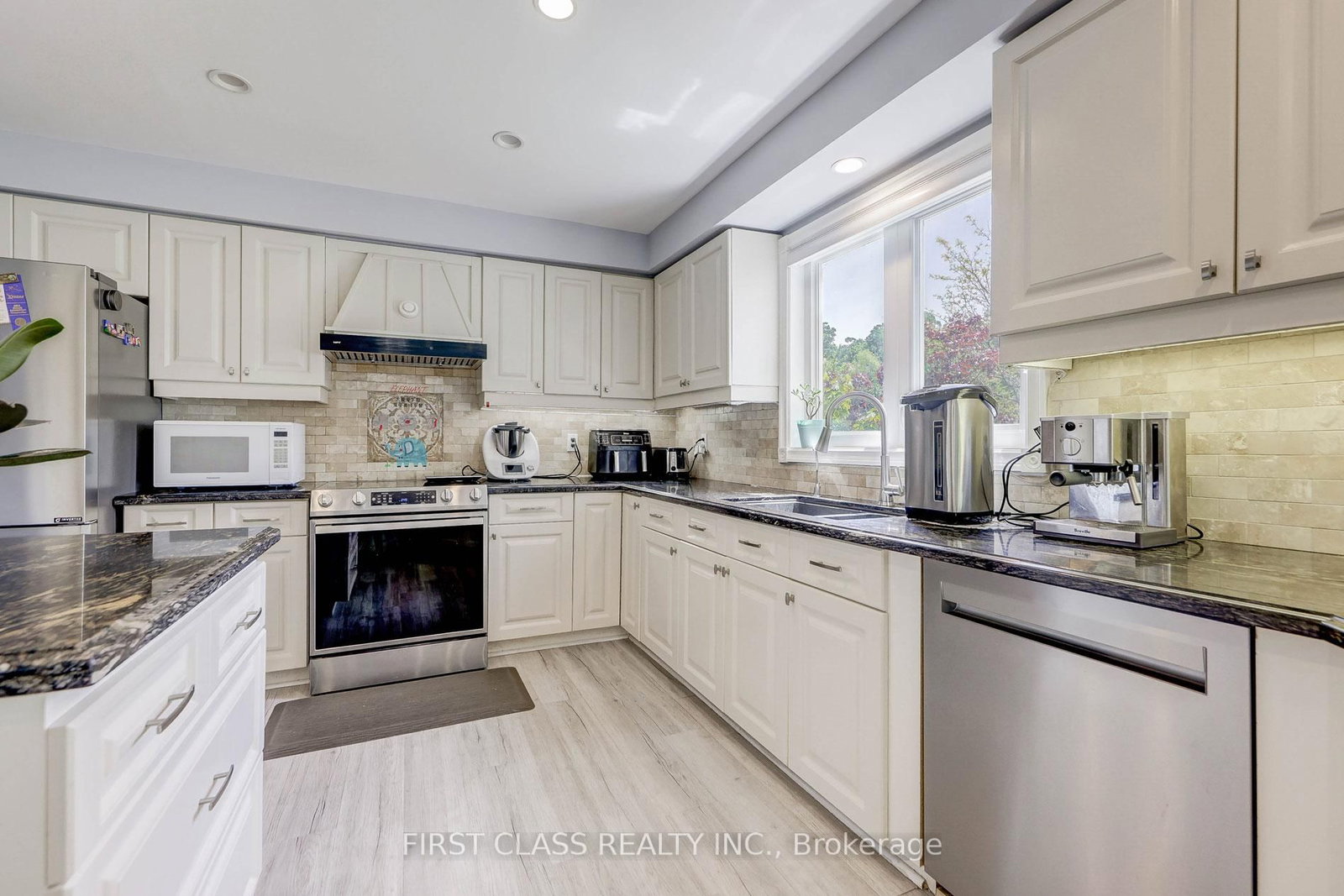 449 Alex Doner Drive • Newmarket, ON photo 9