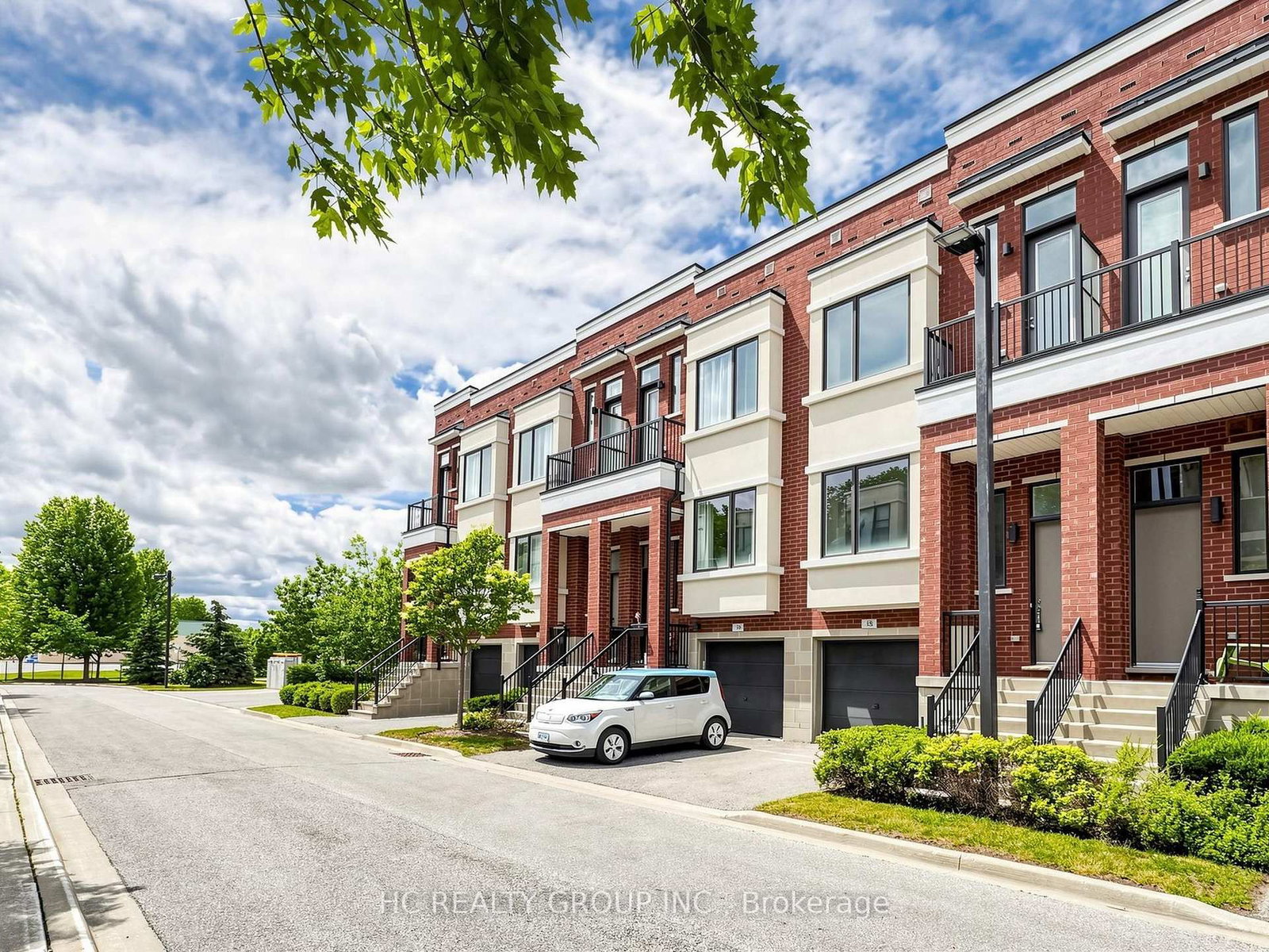 38 Lafferty Lane • Richmond Hill, ON photo 3
