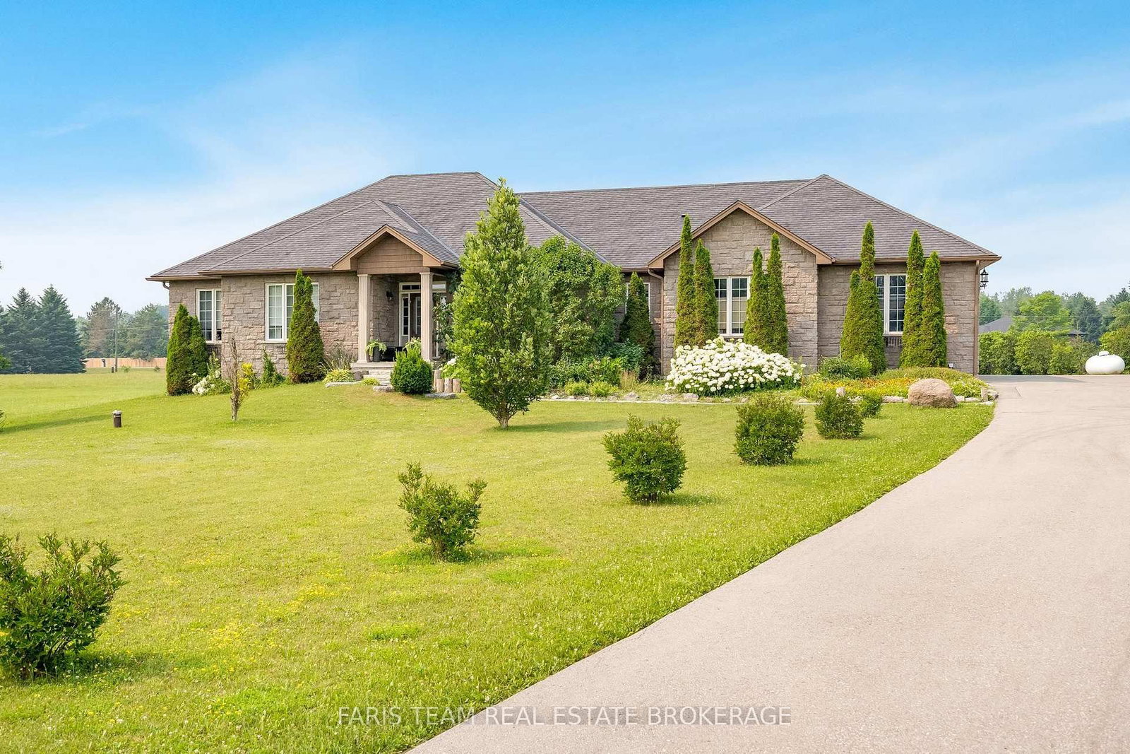 2 Harry Parker Place • Adjala-Tosorontio, ON photo 2